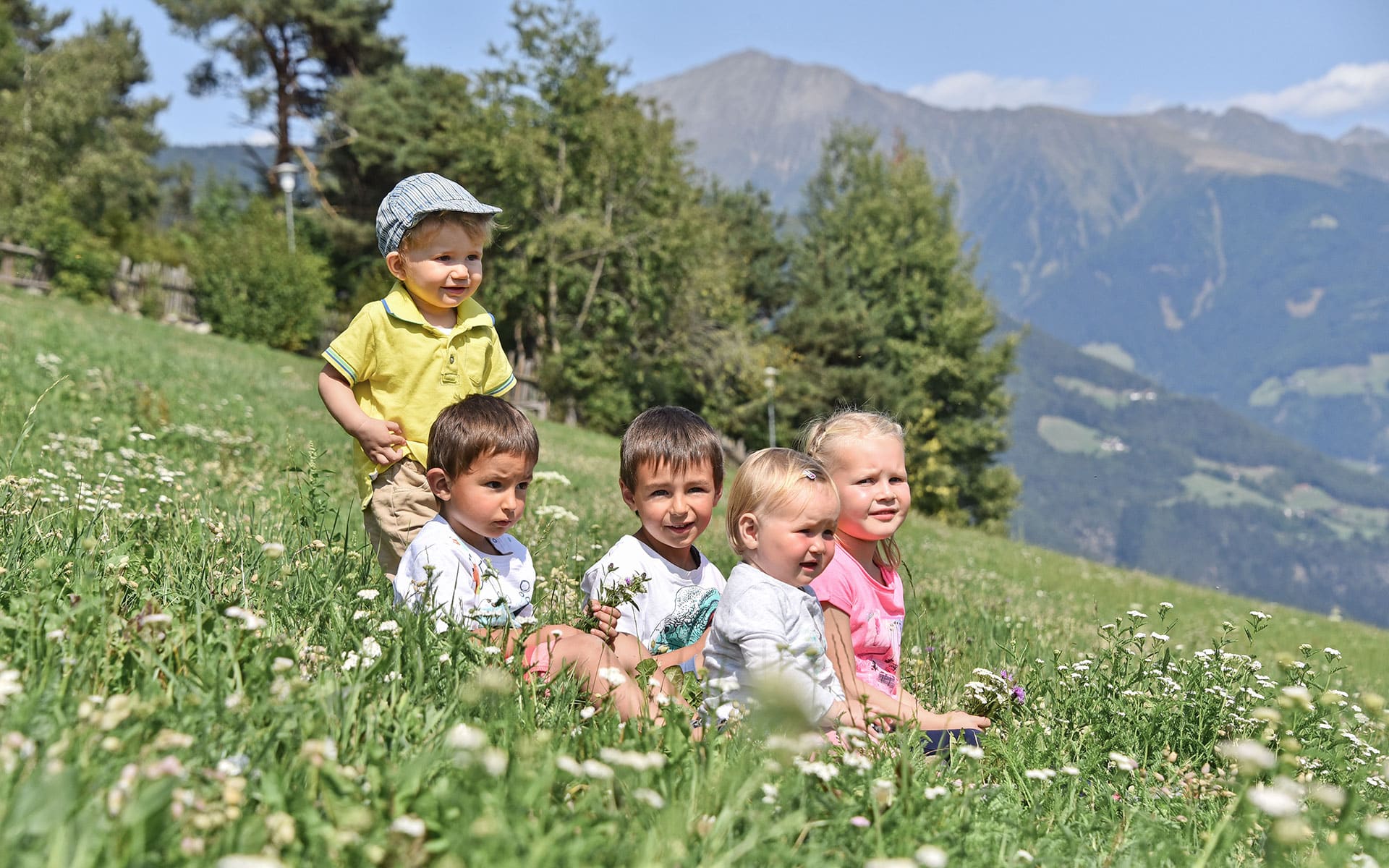 Vacanza in famiglia bambini che giocano